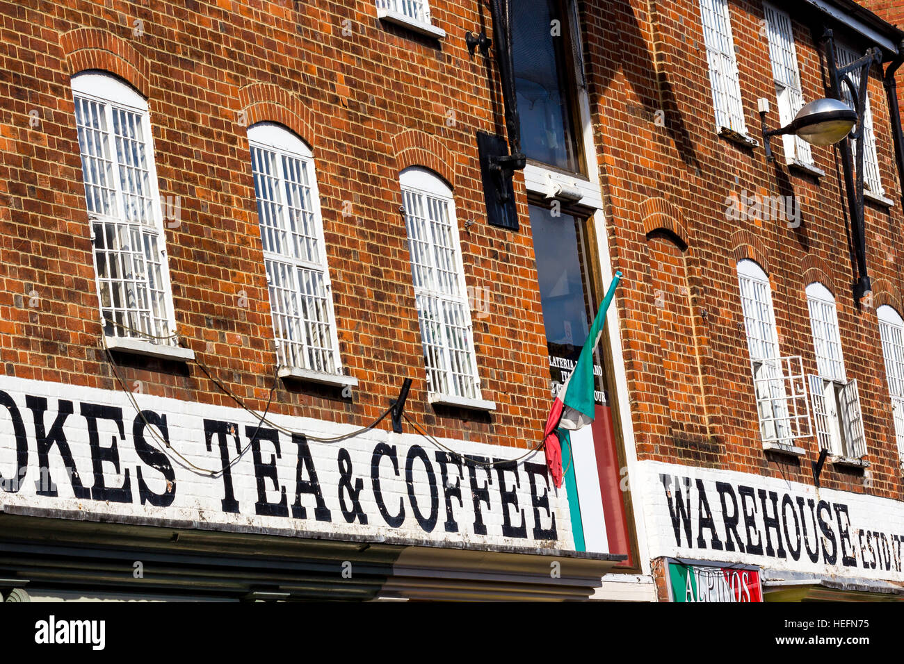 Magazzino storico per il tè e il caffè. Il vecchio stile di architettura e di design Salisbury. Inghilterra, Regno Unito Foto Stock
