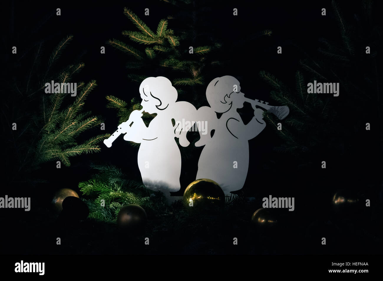 Angel decorazioni di Natale visualizzati in una fiera di Natale, Winter Wonderland Foto Stock