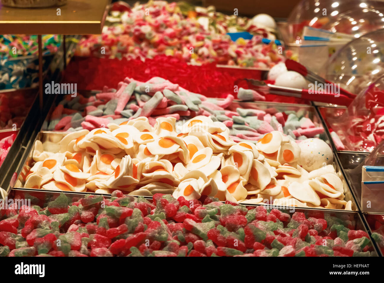 Uovo fritto jelly dolce sul display a un mercato di Natale Foto Stock
