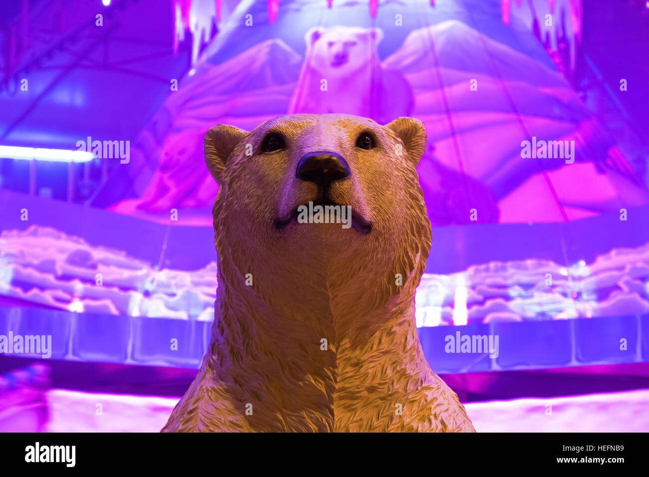 Orso polare modello visualizzato in una fiera di Natale, Winter Wonderland Foto Stock