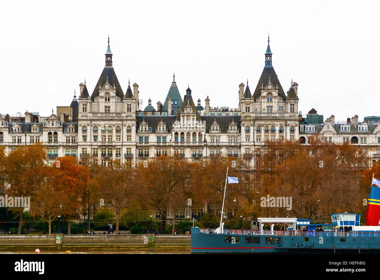 Esterno del Royal Horseguards Hotel visto dalla Southbank di Londra Foto Stock