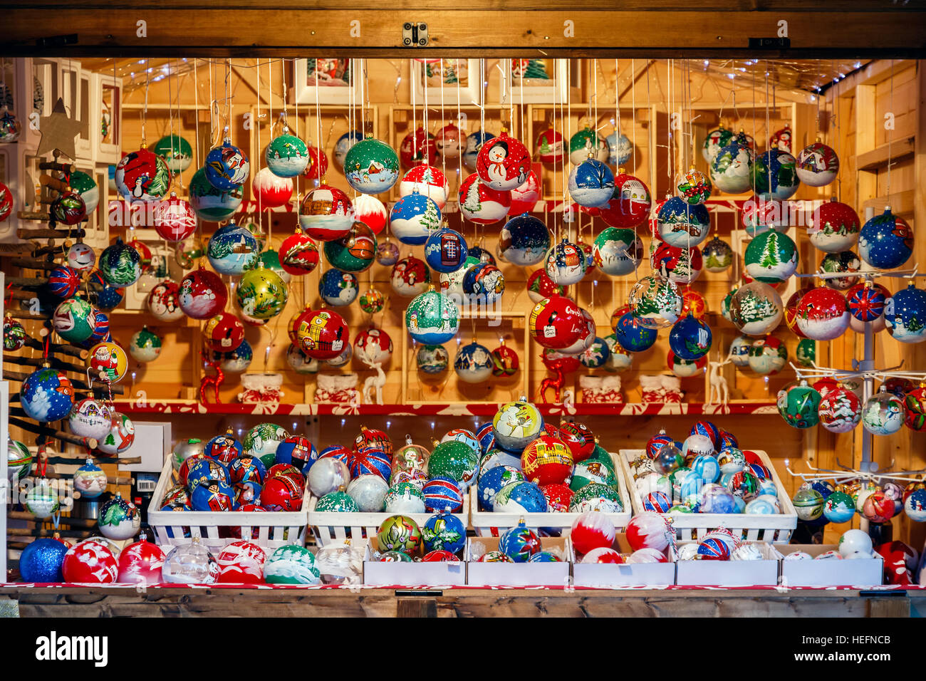 Christmas baubles sul display a Southbank mercato invernale Foto Stock