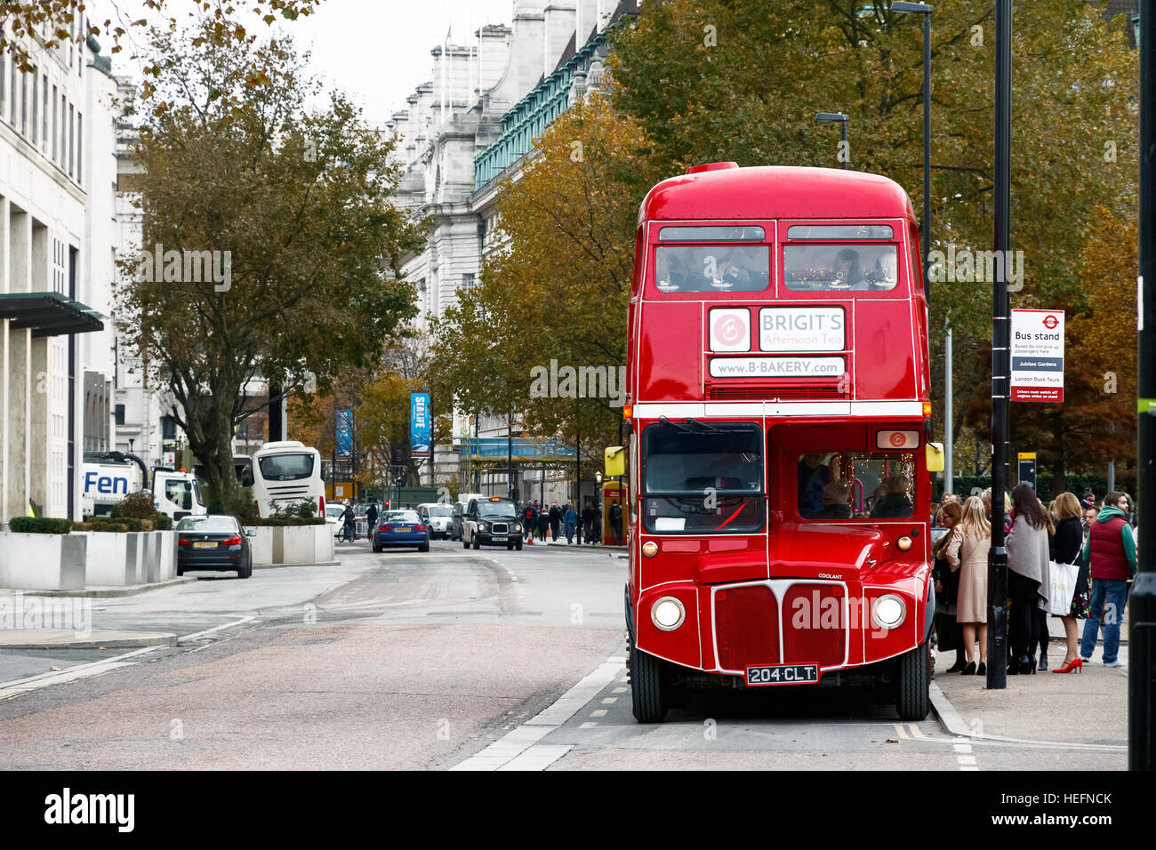 London, Regno Unito - 19 novembre 2016 - Persone di salire a bordo del bus rosso per un tè pomeridiano bus tour Foto Stock