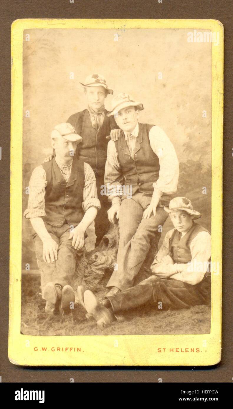 Carte-de-visite ritratto di gruppo di ballerini eventualmente ostruire o Morris ballerini Foto Stock