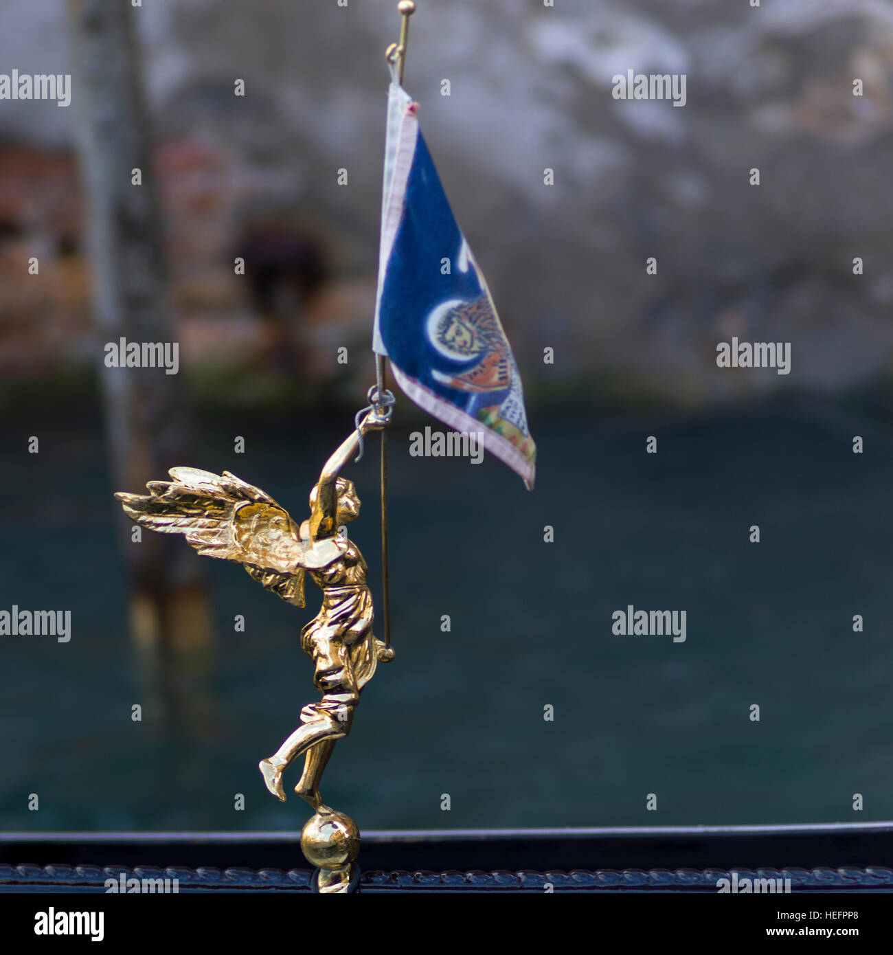 Angelo statua con bandiera sulla gondola, Grand Canal, Venezia, Veneto, Italia Foto Stock