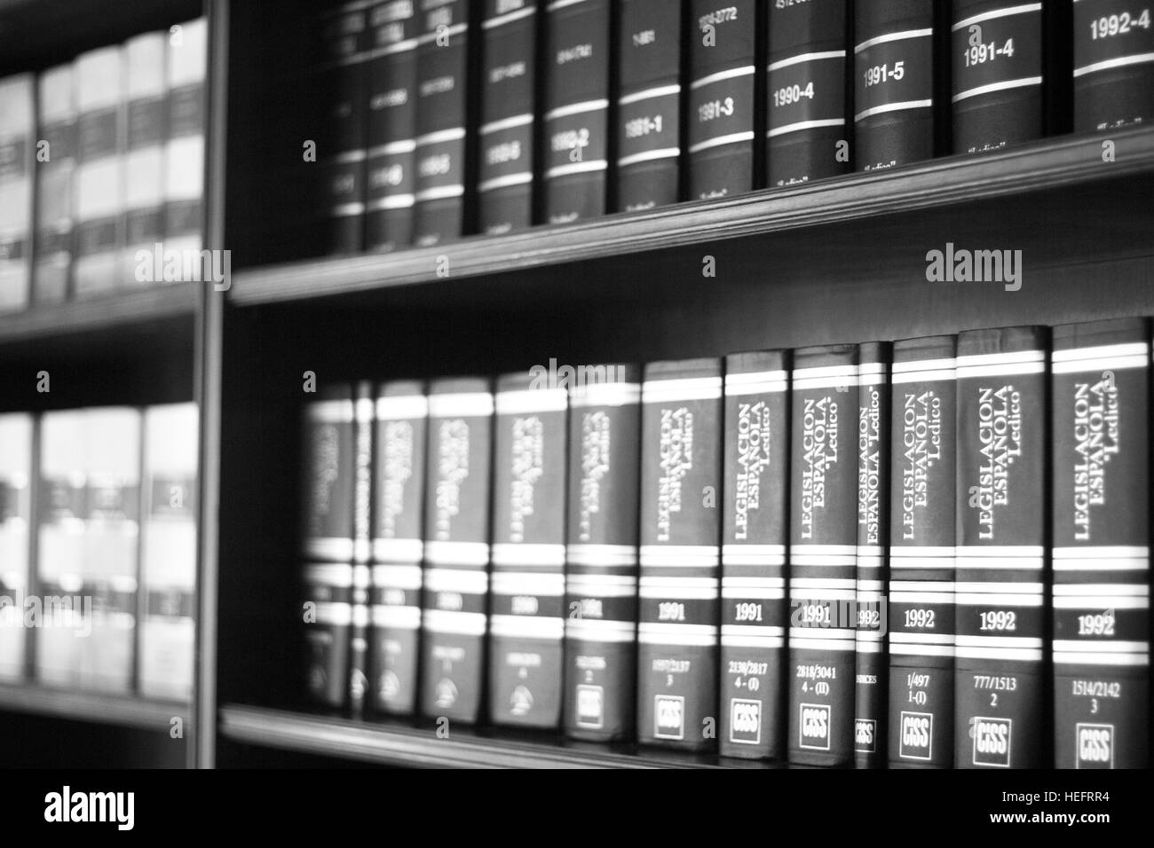 Vecchi libri legali legge relazioni sui ripiani di legge Uffici di avvocati e giuristi di giudiziaria libreria di riferimento. Foto Stock