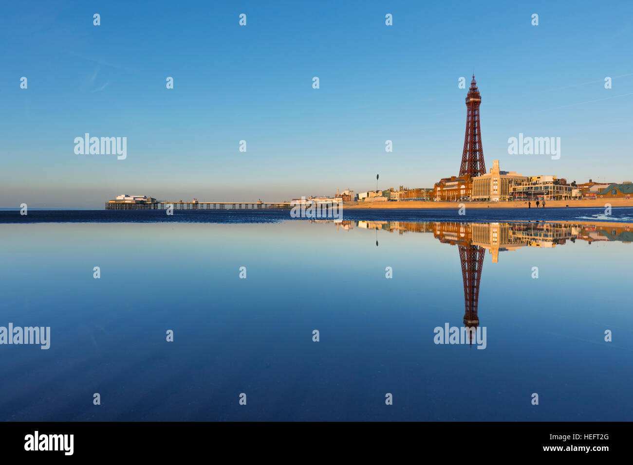 Blackpool; spiaggia e torre; Lancashire, Regno Unito Foto Stock