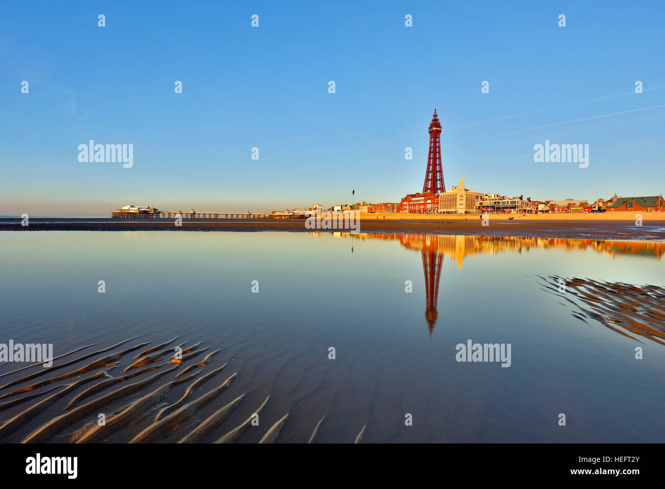 Blackpool; spiaggia e torre; Lancashire, Regno Unito Foto Stock