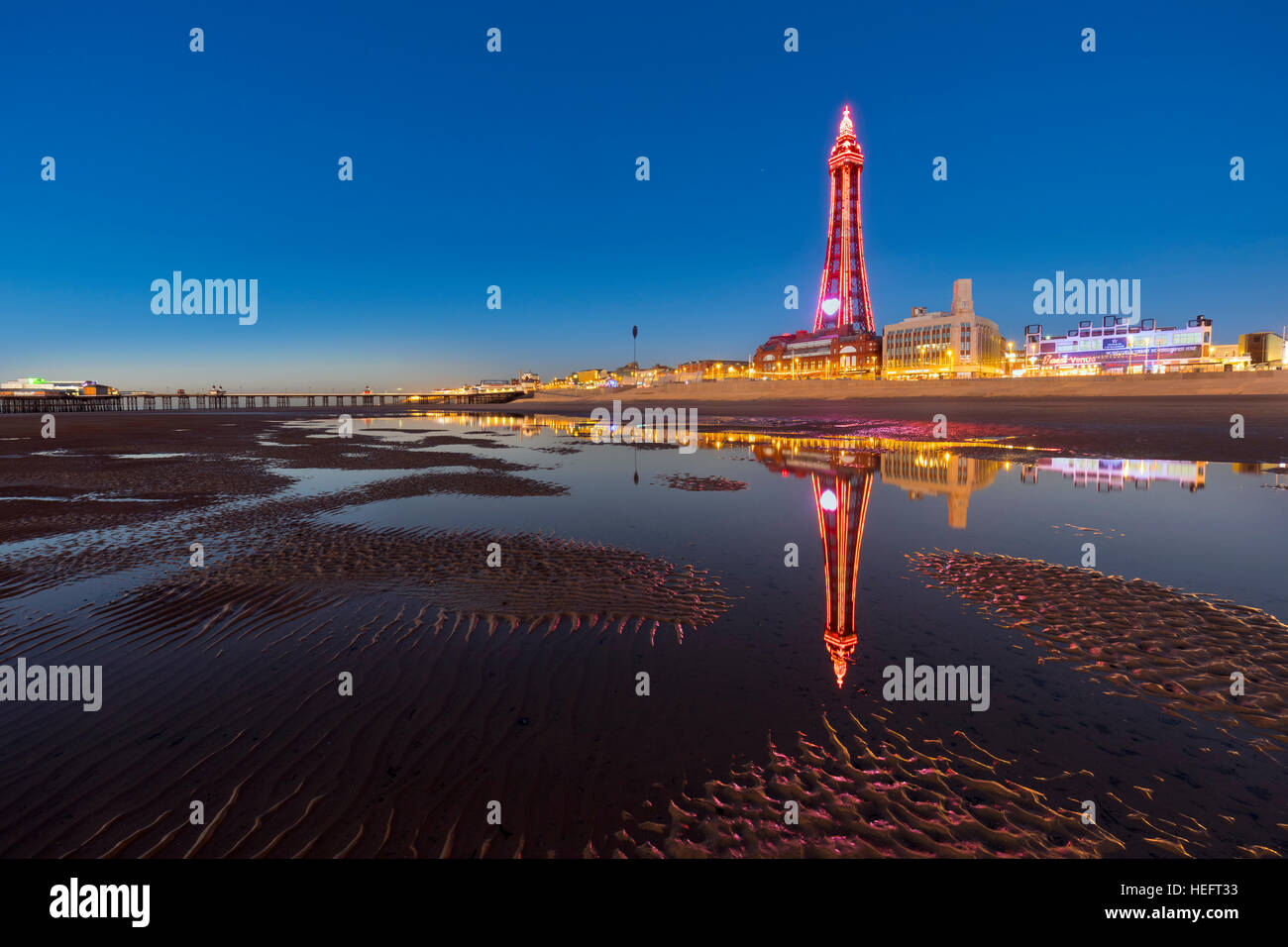 Blackpool; spiaggia e torre; Lancashire, Regno Unito Foto Stock