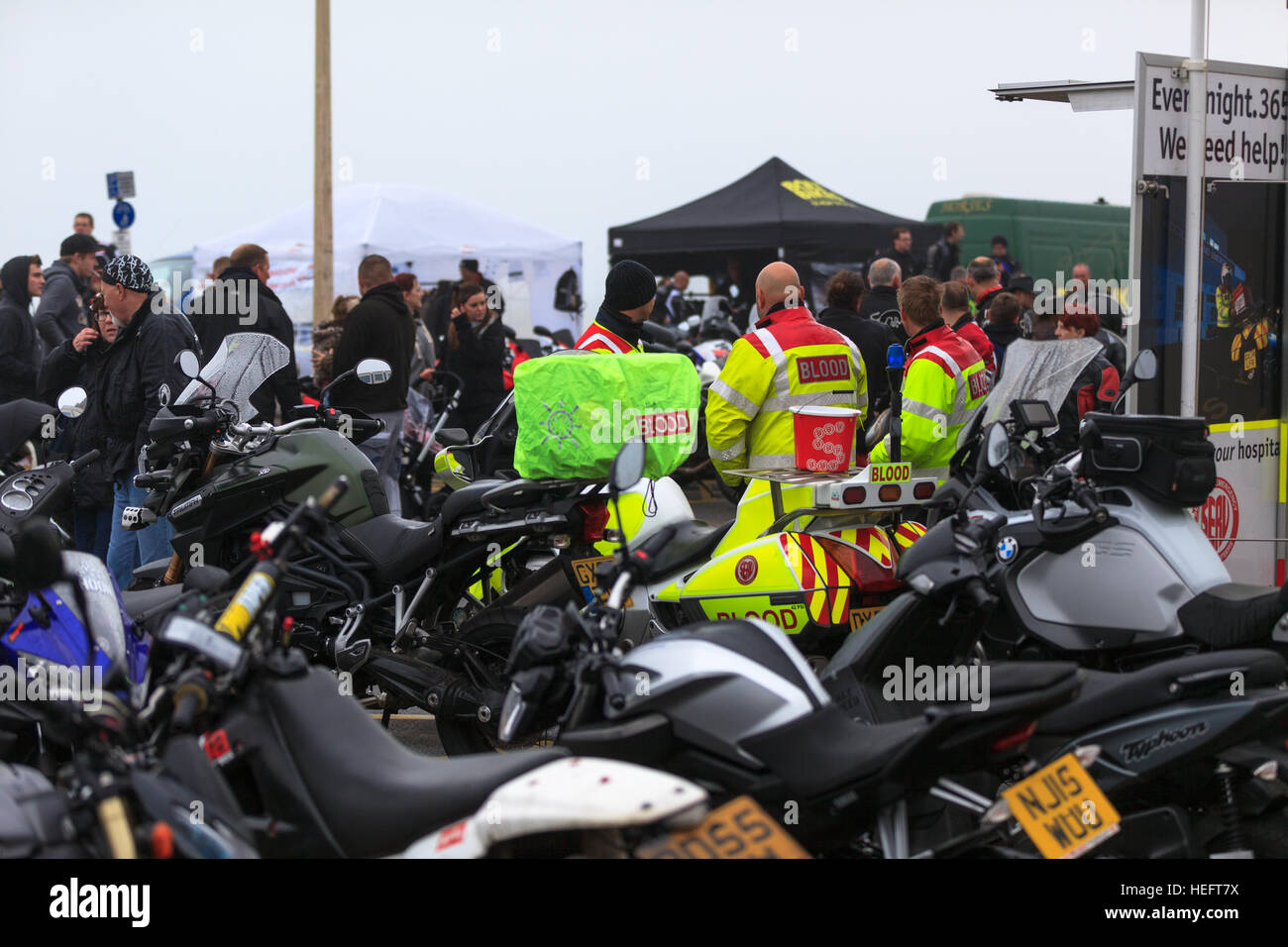 Una fila di moto e un sangue porta-bici al Bike Festival 1066 in Hastings, Regno Unito Foto Stock