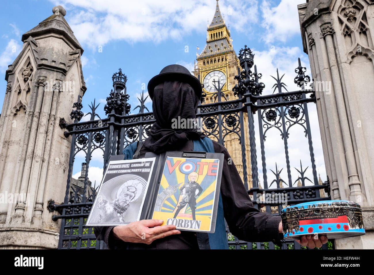 Anonimo Jeremy Corbyn sostenitore tamburi fino il supporto fuori le case del Parlamento Foto Stock