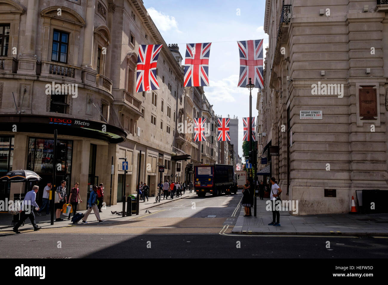 Unione bandiere in Regents Street, Londra. Immagine presa su un luminoso giorno di sole illumina le bandiere Foto Stock