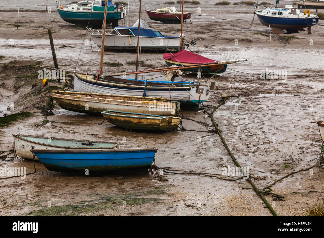 Gommoni e Barche a vela a terra al vecchio Leigh a bassa marea Foto Stock