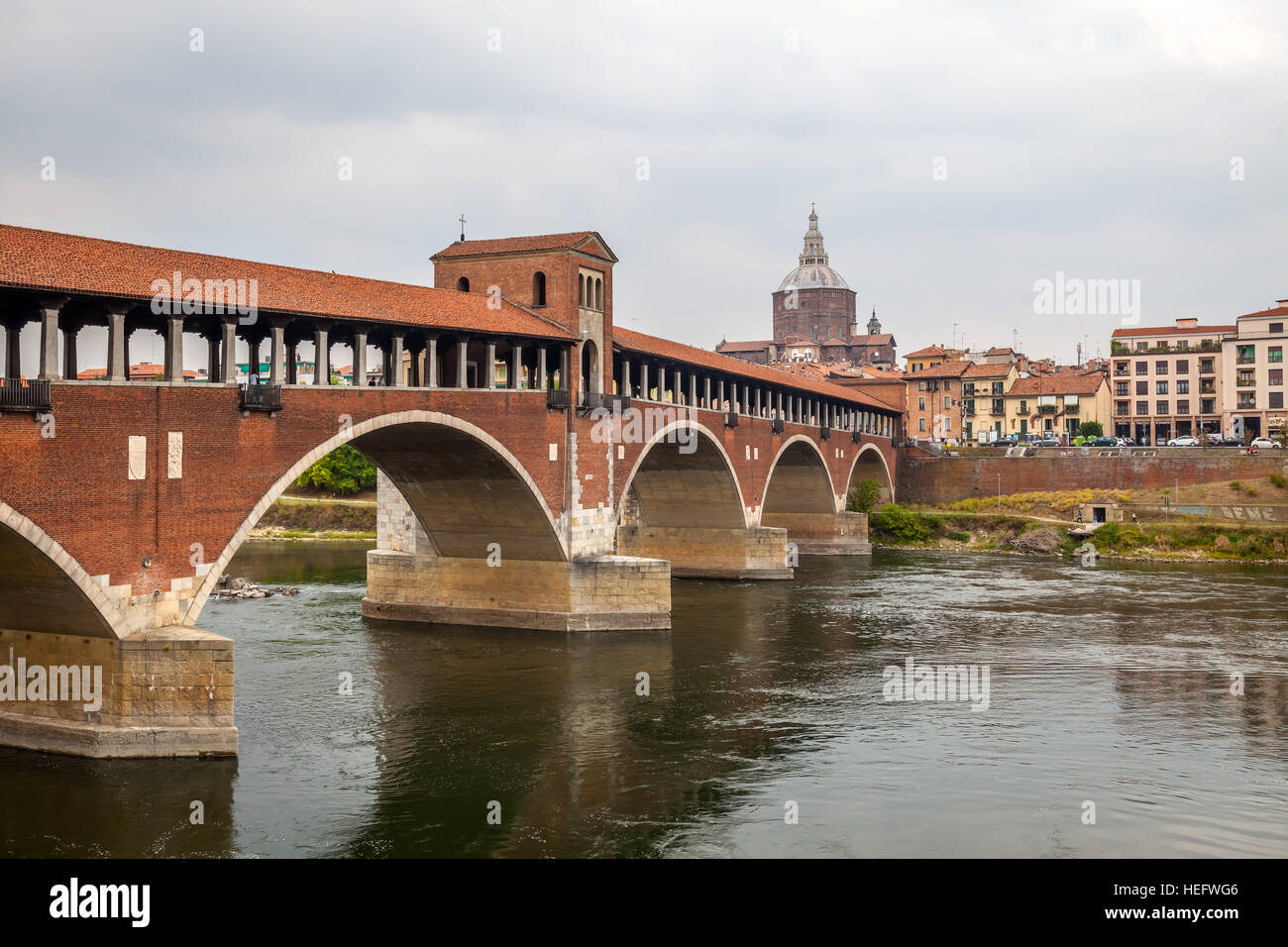 Vista del Ponte Vecchio e del Duomo di Pavia. Italia. Foto Stock