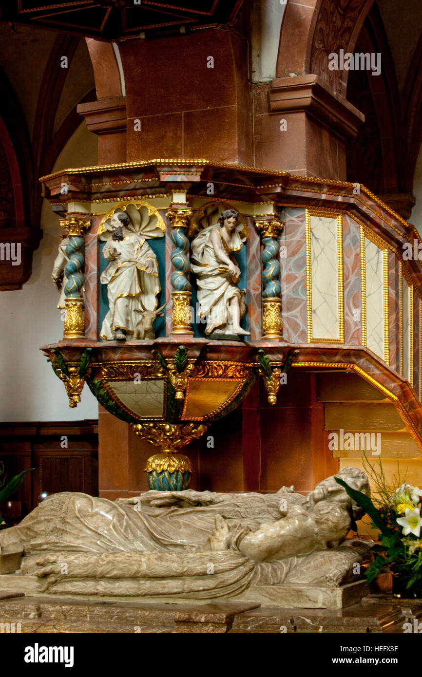 Deutschland, Kall, Kloster Steinfeld, Holzkanzel aus dem späten 17. Jahrhundert. Foto Stock
