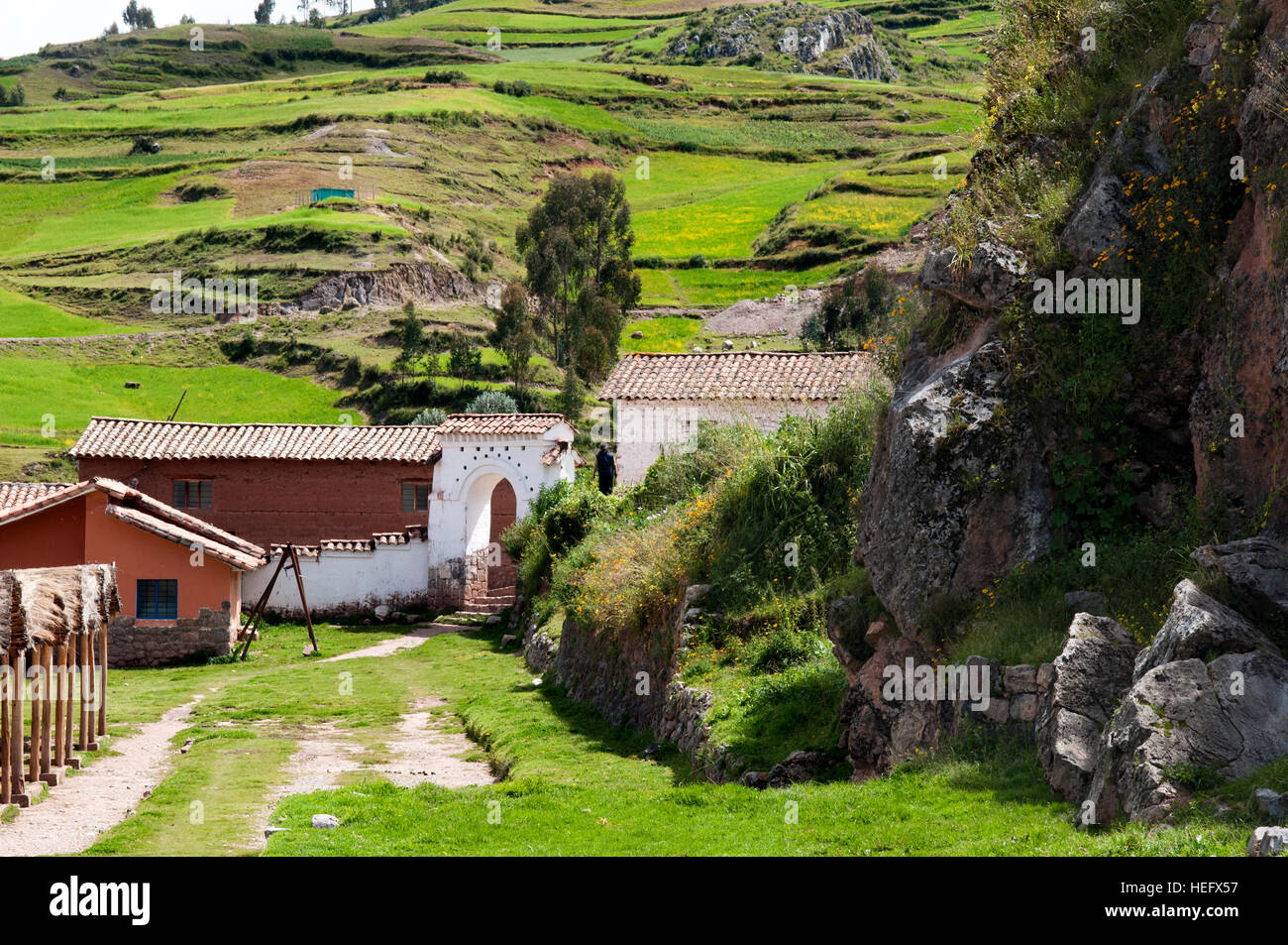 Montagne e zona rurale nel piccolo villaggio di Chinchero nella Valle Sacra nei pressi di Cuzco. Chinchero è un piccolo andina villaggio indiano situato in alto Foto Stock