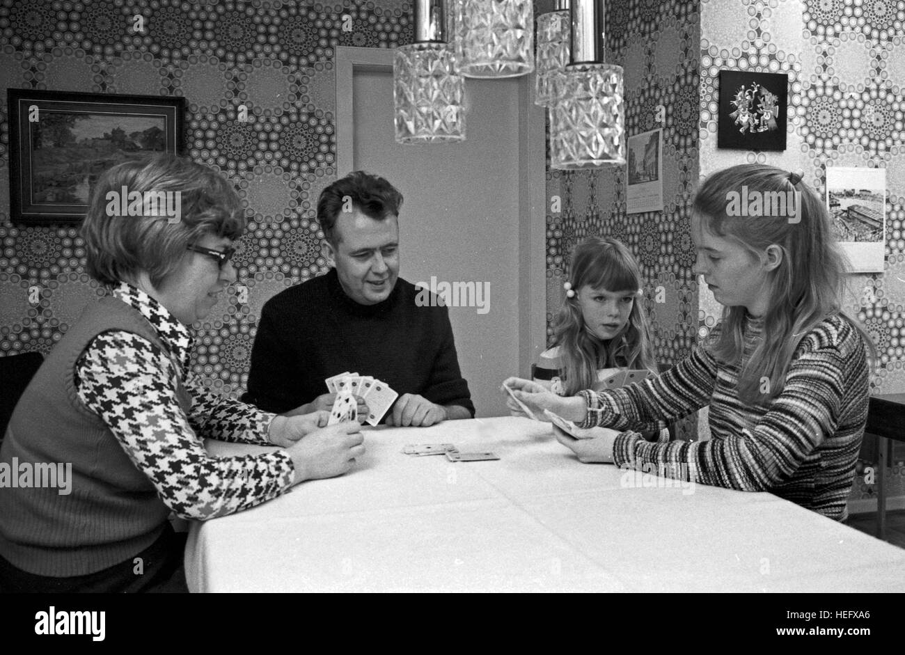 Der bundesdeutsche Finanzminister Hans Apel mit Ehefrau Ingrid und den Töchtern Ingrid und Hanne, Deutschland 1970er Jahre. Ufficio federale il ministro delle Finanze tedesco Hans Apel con la famiglia in privato, Germania degli anni settanta. Foto Stock