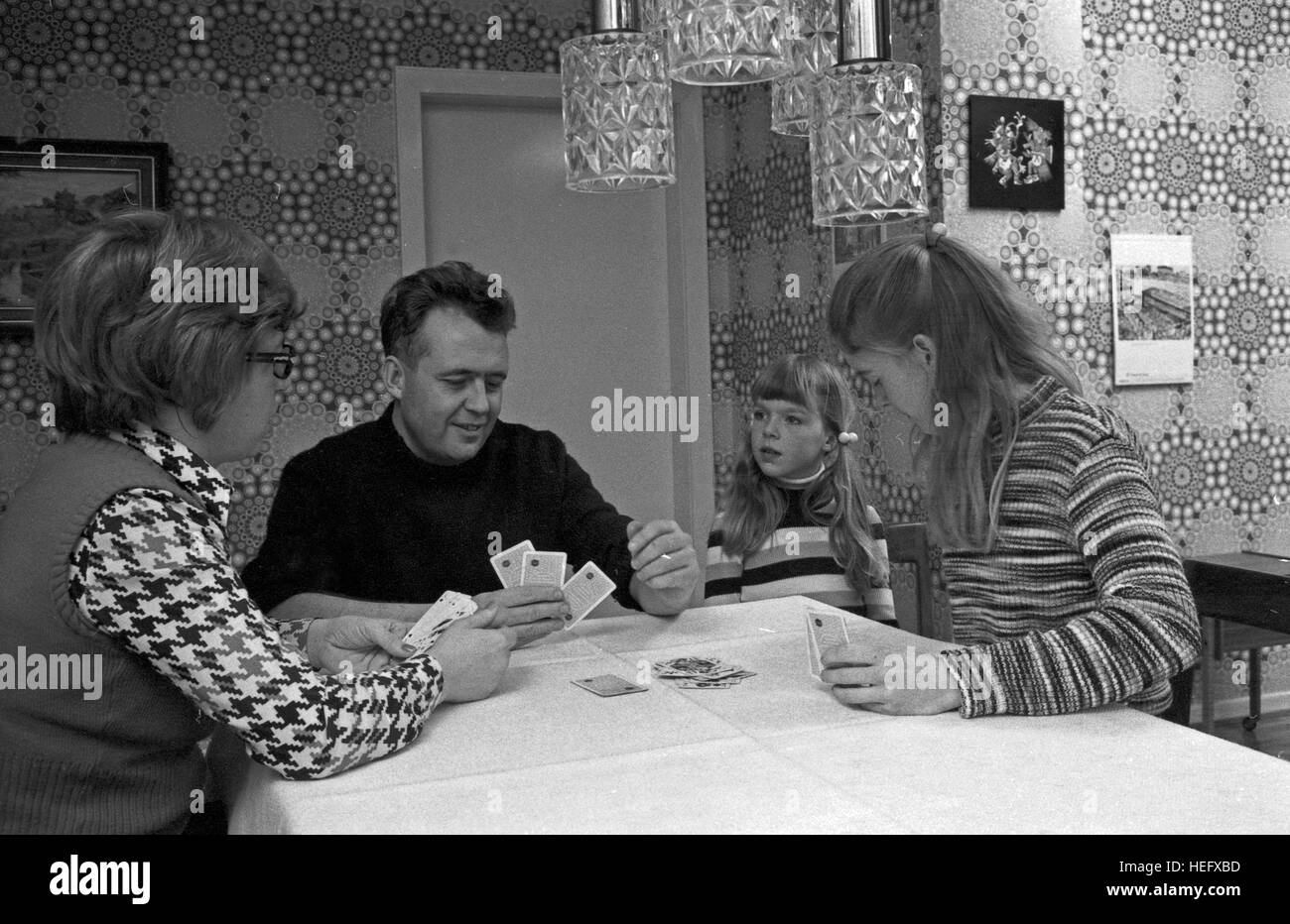 Der bundesdeutsche Finanzminister Hans Apel mit Ehefrau Ingrid und den Töchtern Ingrid und Hanne, Deutschland 1970er Jahre. Ufficio federale il ministro delle Finanze tedesco Hans Apel con la famiglia in privato, Germania degli anni settanta. Foto Stock