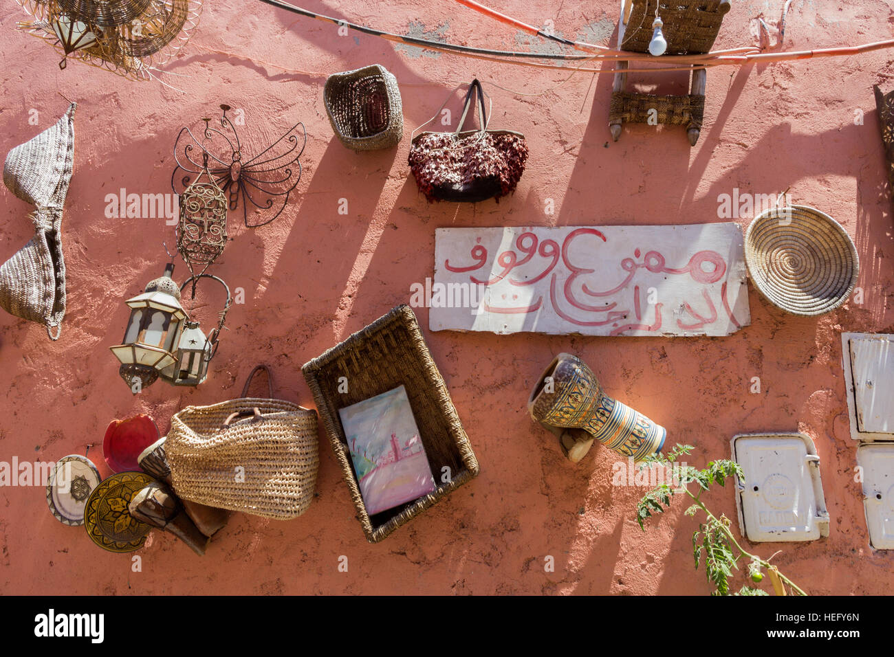 Fatto a mano artigianale su una parete nel souk di Marrakech, Marocco Foto Stock
