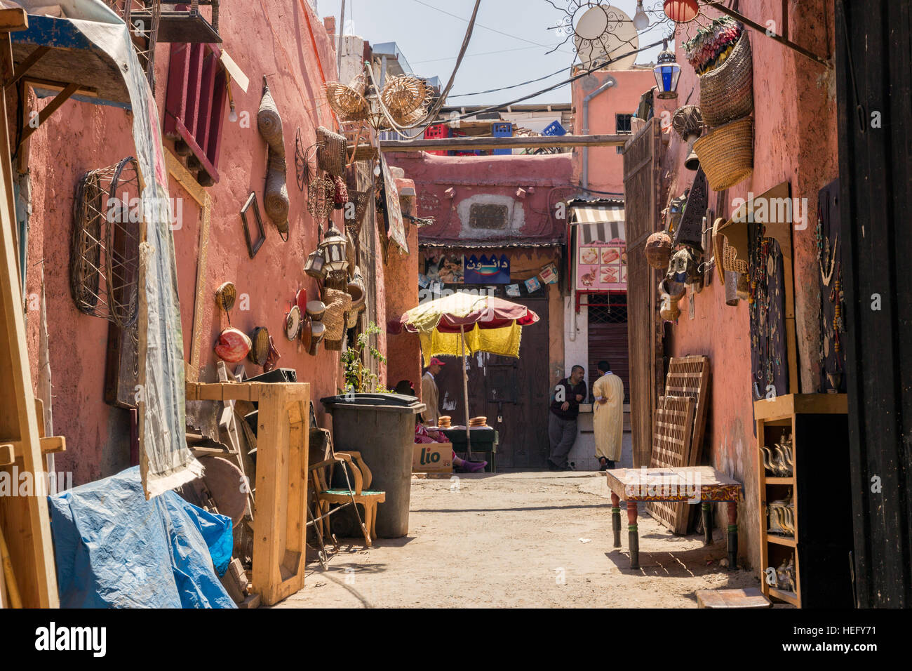 Street con i venditori nel Souk di Marrakech, Marocco Foto Stock