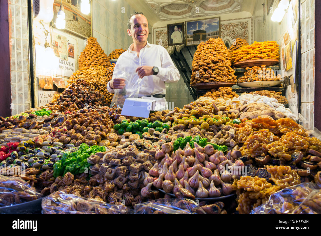 Il cibo del venditore nel souk di Marrakech, Marocco Foto Stock