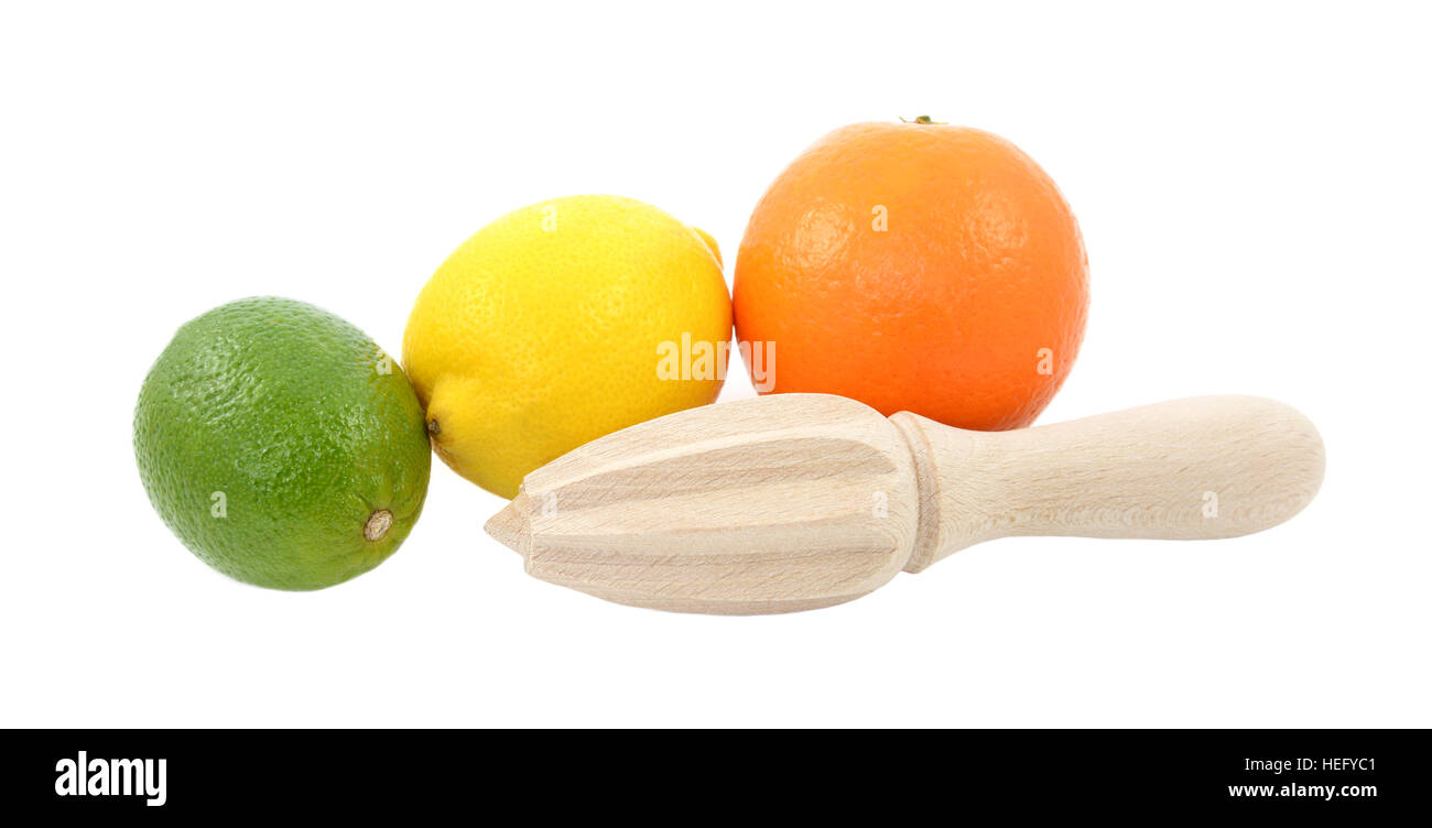 Lime, limone e frutta di arancia con legno alesatore di agrumi, isolato su sfondo bianco Foto Stock