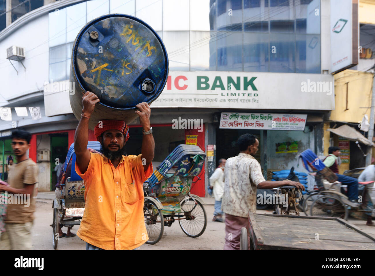 Khulna: Street scene, uomo barile di petrolio, Khulna Division, Bangladesh Foto Stock