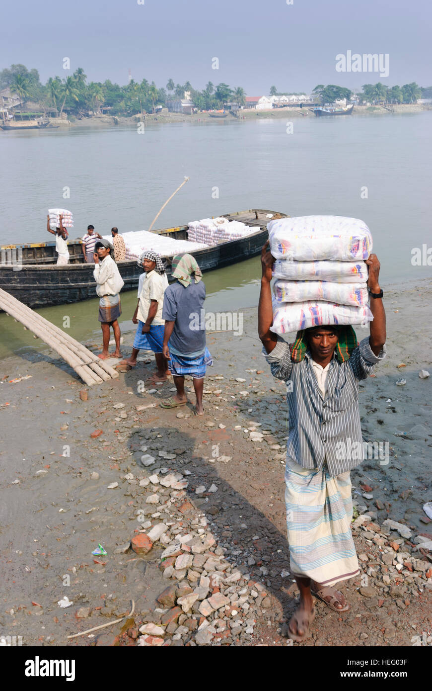 Khulna: porto di Fiume Bhairab, barca, uomini, carichi di bearer, Khulna Division, Bangladesh Foto Stock