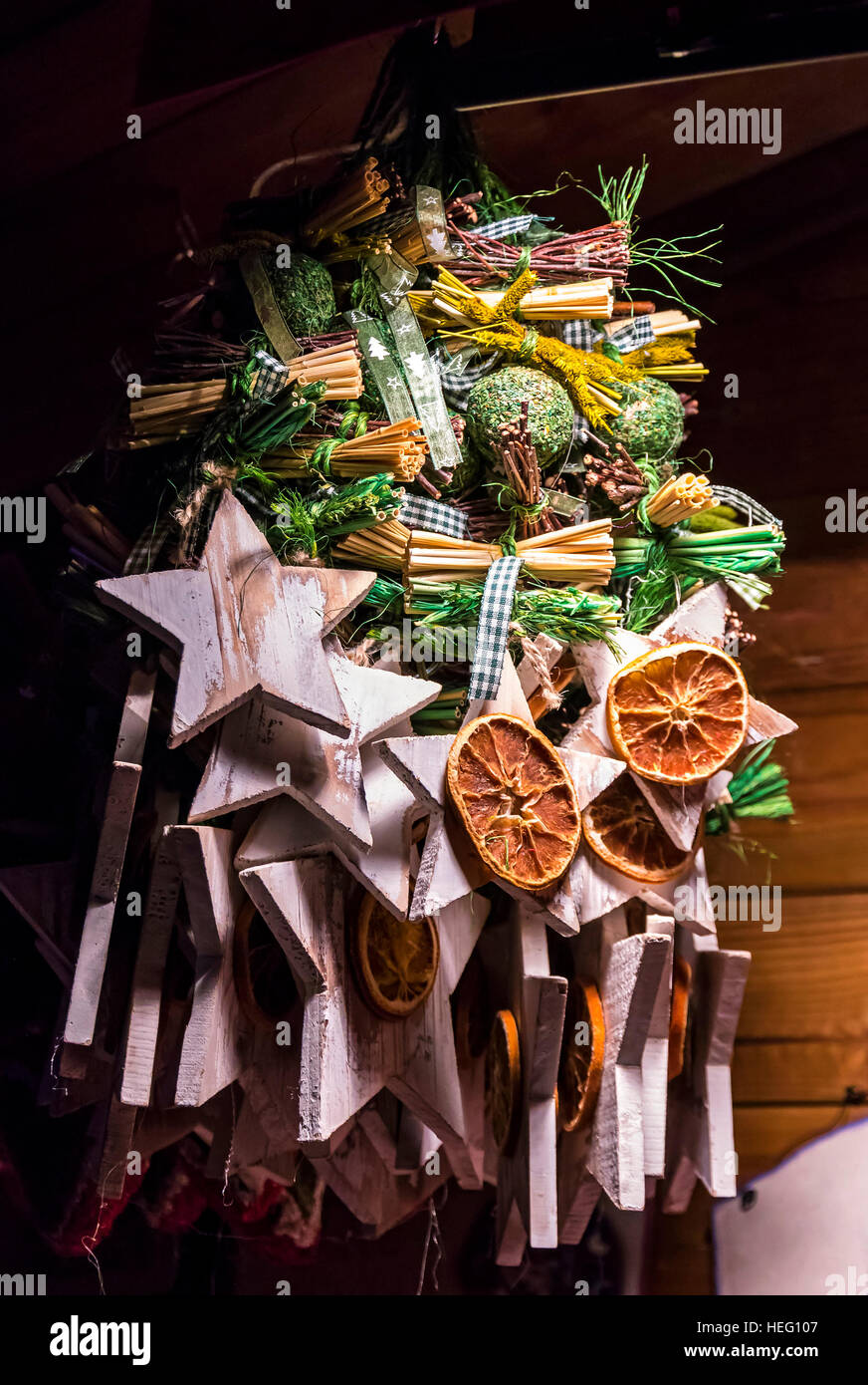 Ghirlanda di Natale di rami di abete decorato con coni di legno bianco stelle e frutta secca. Natale e Felice Anno Nuovo composizione Foto Stock