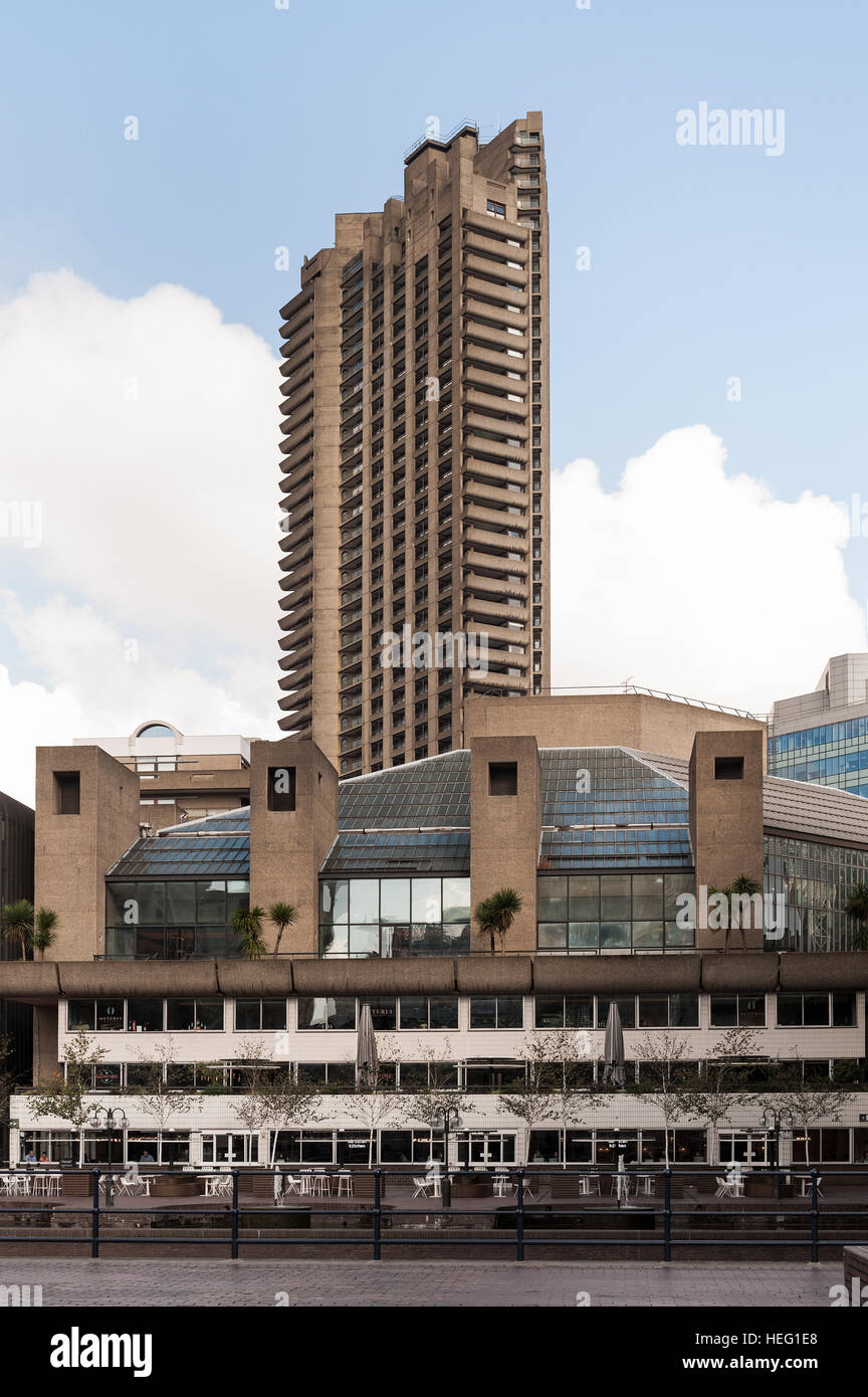 Esempi di massicci edifici in cemento presso il Barbican, Brutalist stile e rappresenta un ideale utopico per interno-la vita in città. Foto Stock