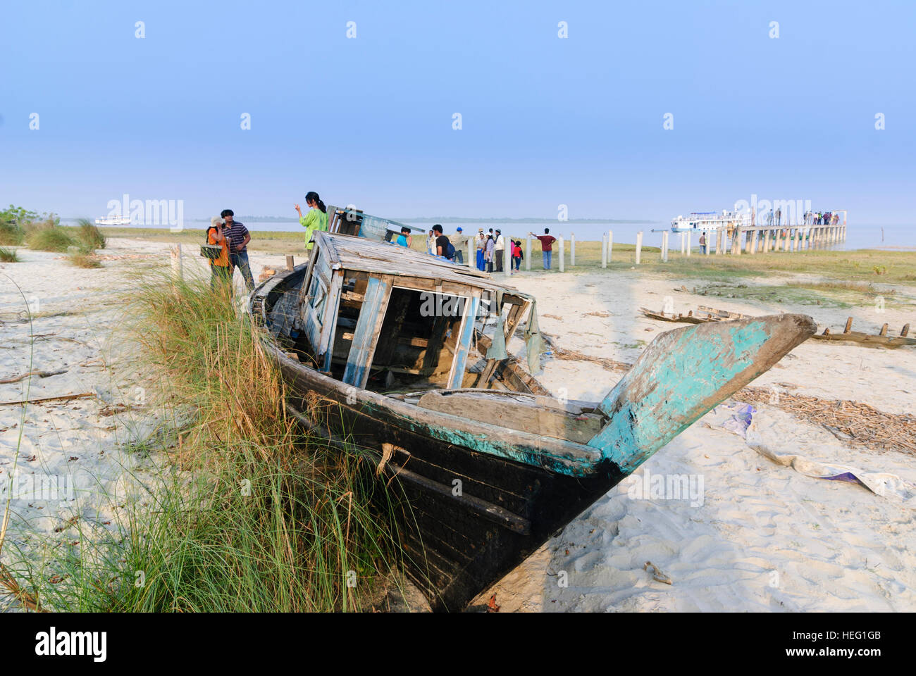 Parco Nazionale della Sundarbans: Dalla Zyklon Sidr 2007 distrutti in barca Kochikhali, Khulna Division, Bangladesh Foto Stock