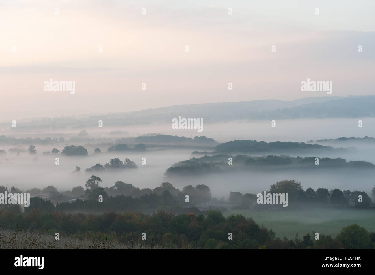 Alba alba sopra la valle Northdowns guardando verso Mereworth boschi Charing colline mist essendo bruciata dal sole nascente autunno Foto Stock