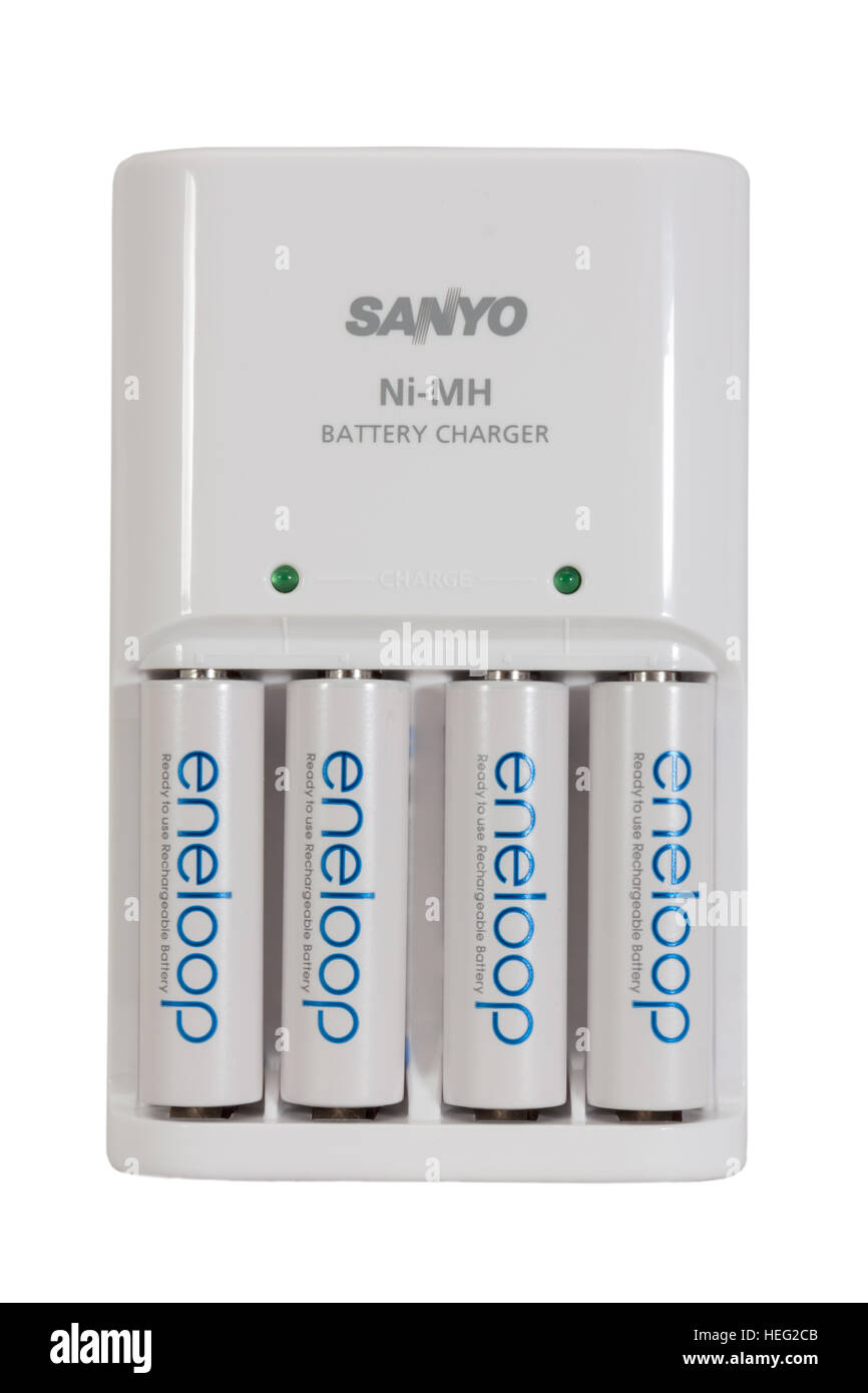 Un Sanyo Eneloop caricabatterie e quattro batterie NiMH lunga vita delle batterie ricaricabili isolati su sfondo bianco Foto Stock