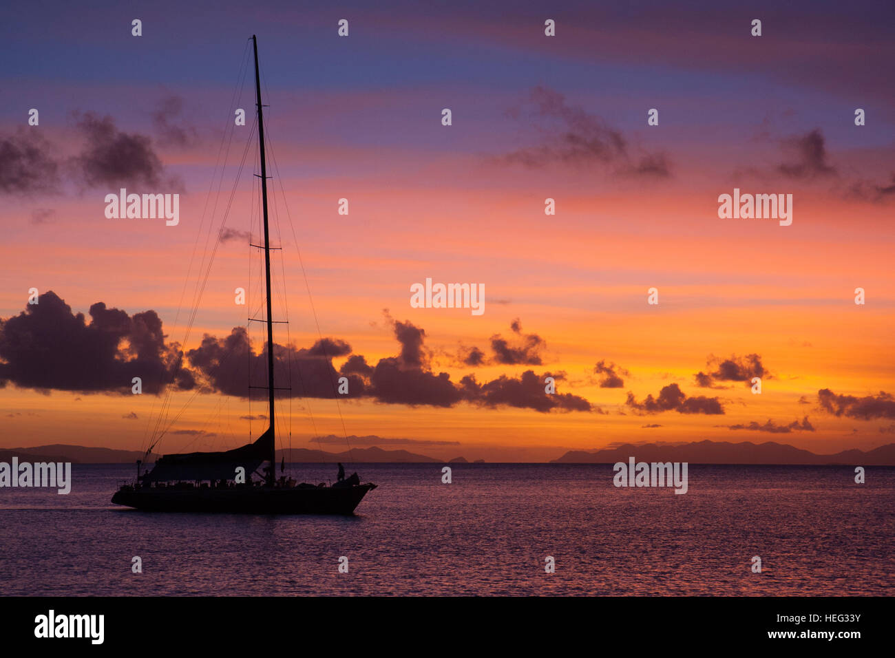 Mare splendido tramonto in Australia Whitsunday, con blood red sky e una silhouette in barca Foto Stock