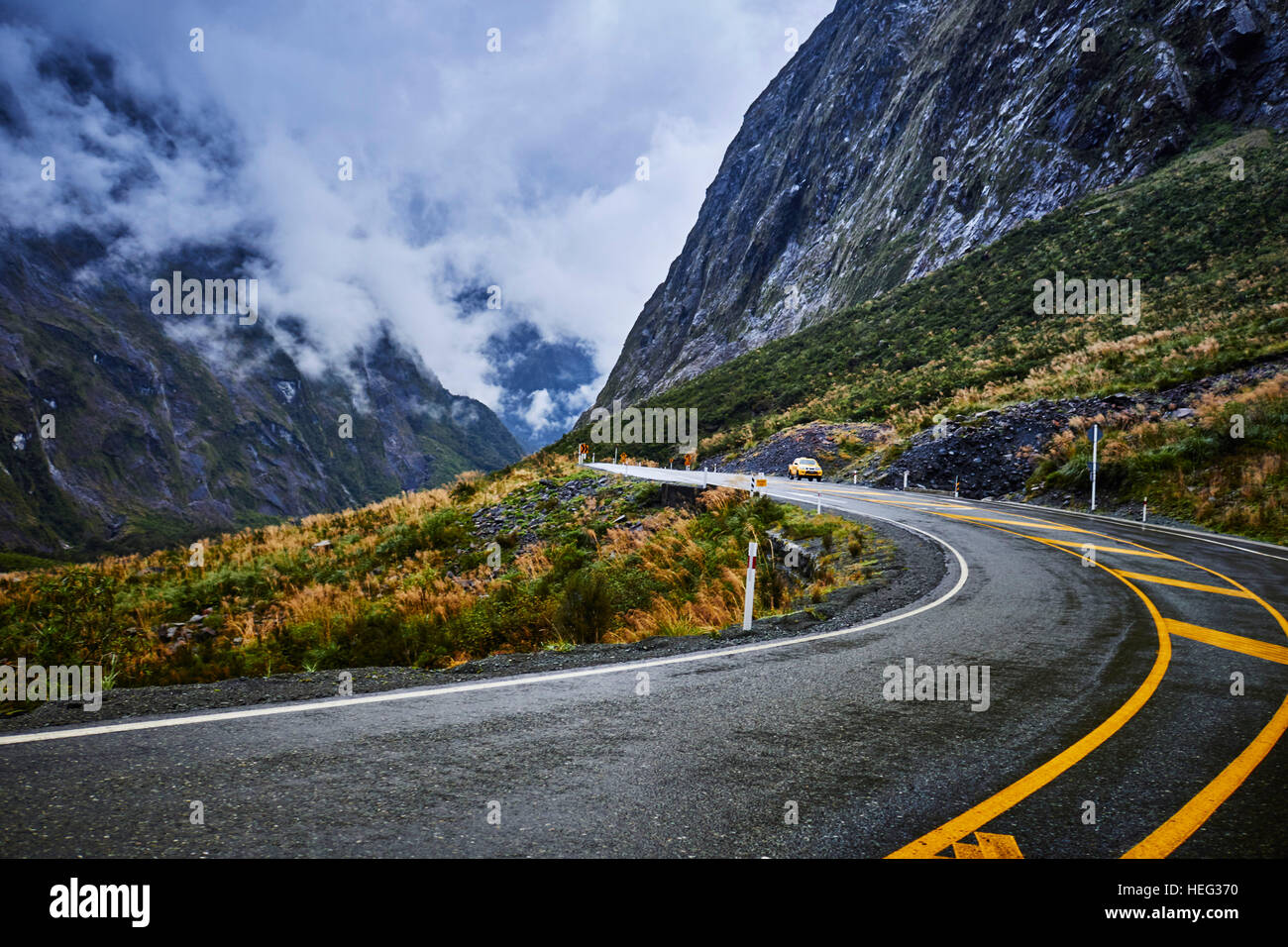Nuova Zelanda, Isola del Sud, Milford Sound, avvolgimento strada attraverso le montagne, strada statale 94, Milford Road Foto Stock