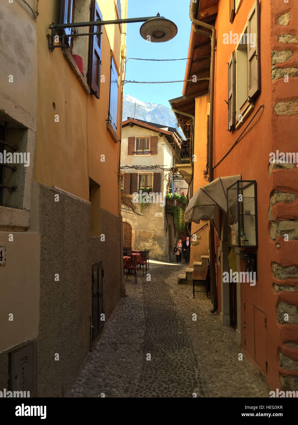 Una stretta viuzza a Malcesine, Veneto, Italia Foto Stock