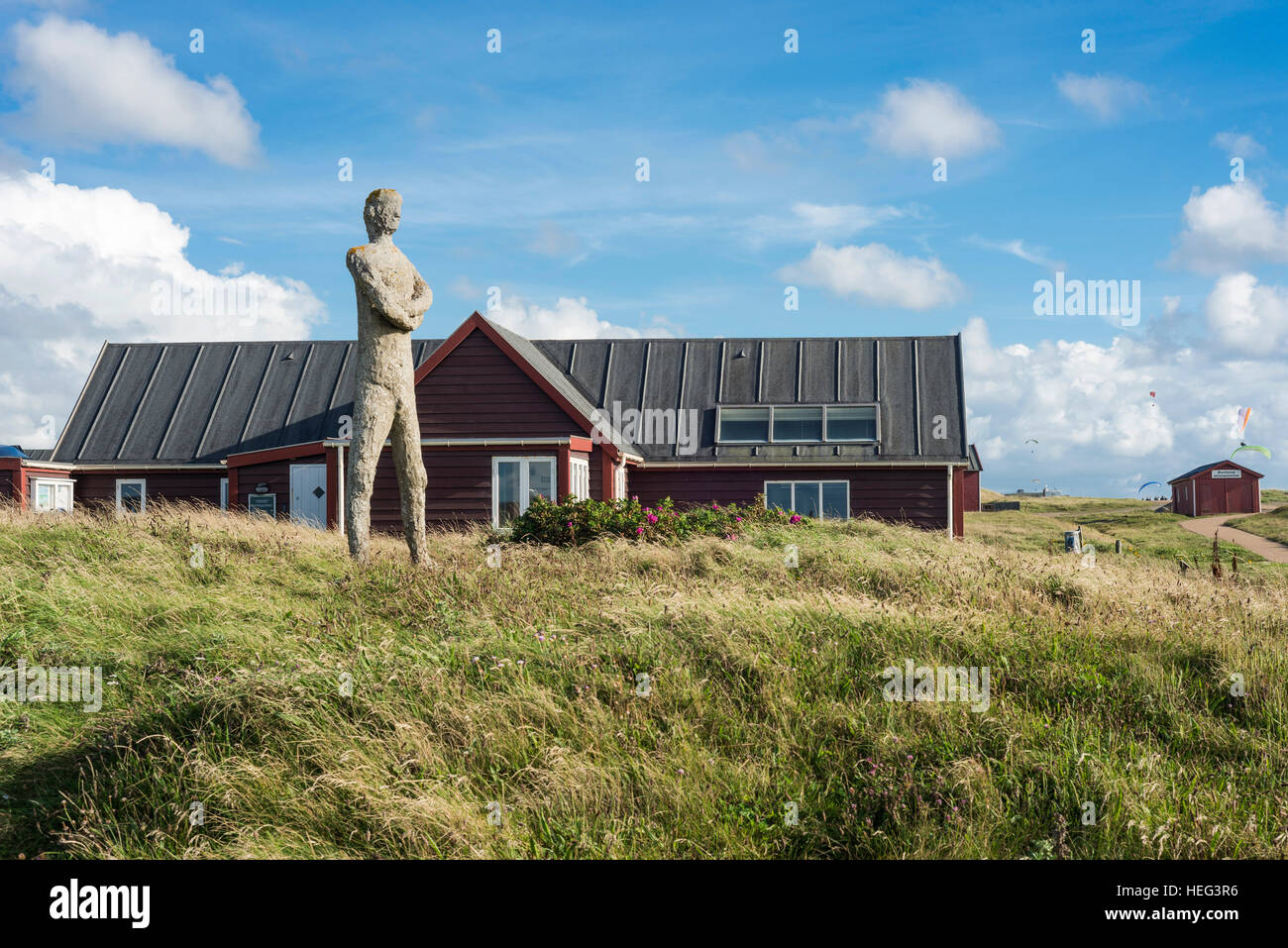 L'uomo guarda il mare, più grandi di vita concreto scultura da Jens Søndergaard, accanto al suo ex studio e home, 1895-1957 Foto Stock