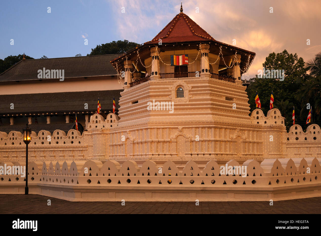Tempio della Sacra Reliquia del Dente, luce della sera Kandy, provincia centrale, Sri Lanka Foto Stock