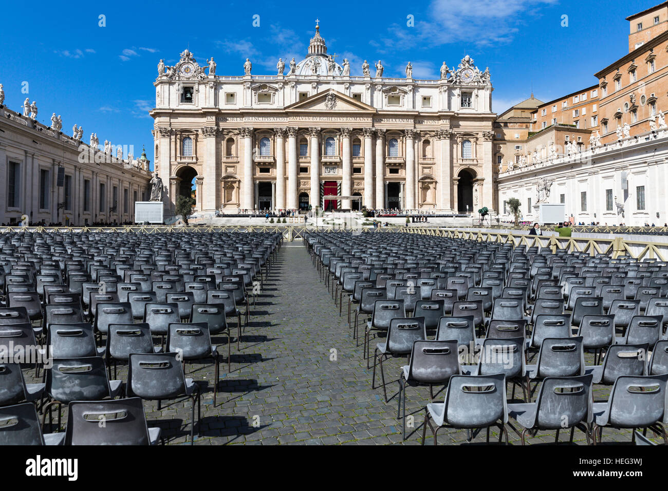 La Basilica di San Pietro, sedie in fila in Piazza San Pietro e la Città del Vaticano, Roma, Italia, Europa Foto Stock