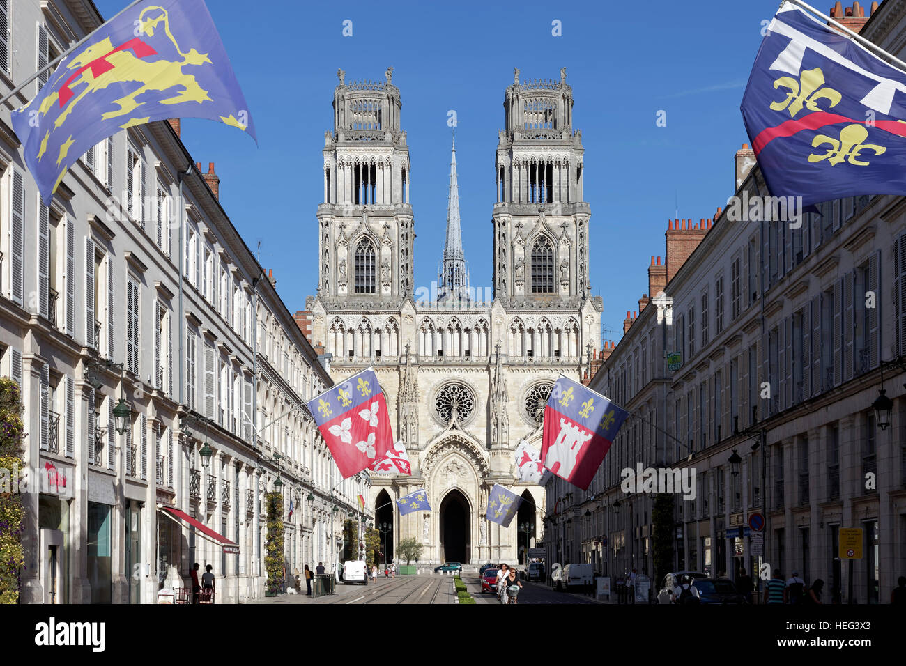 Rue de Jeanne d'l'arco che si affaccia Santa Croce cattedrale, Cathédrale Sainte-Croix, Orléans, Center-Val de Loire, Francia Foto Stock
