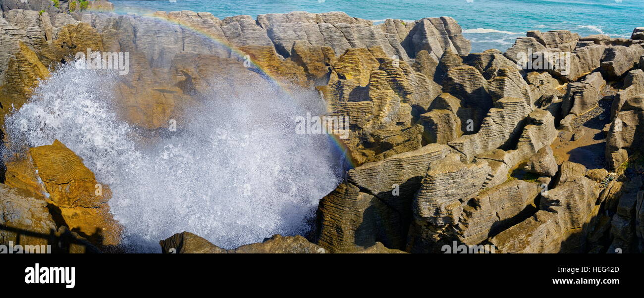 Pancake Rocks, surf, spray proveniente al di fuori del foro di sfiato, Paparoa National Park, West Coast, Isola del Sud, Nuova Zelanda Foto Stock