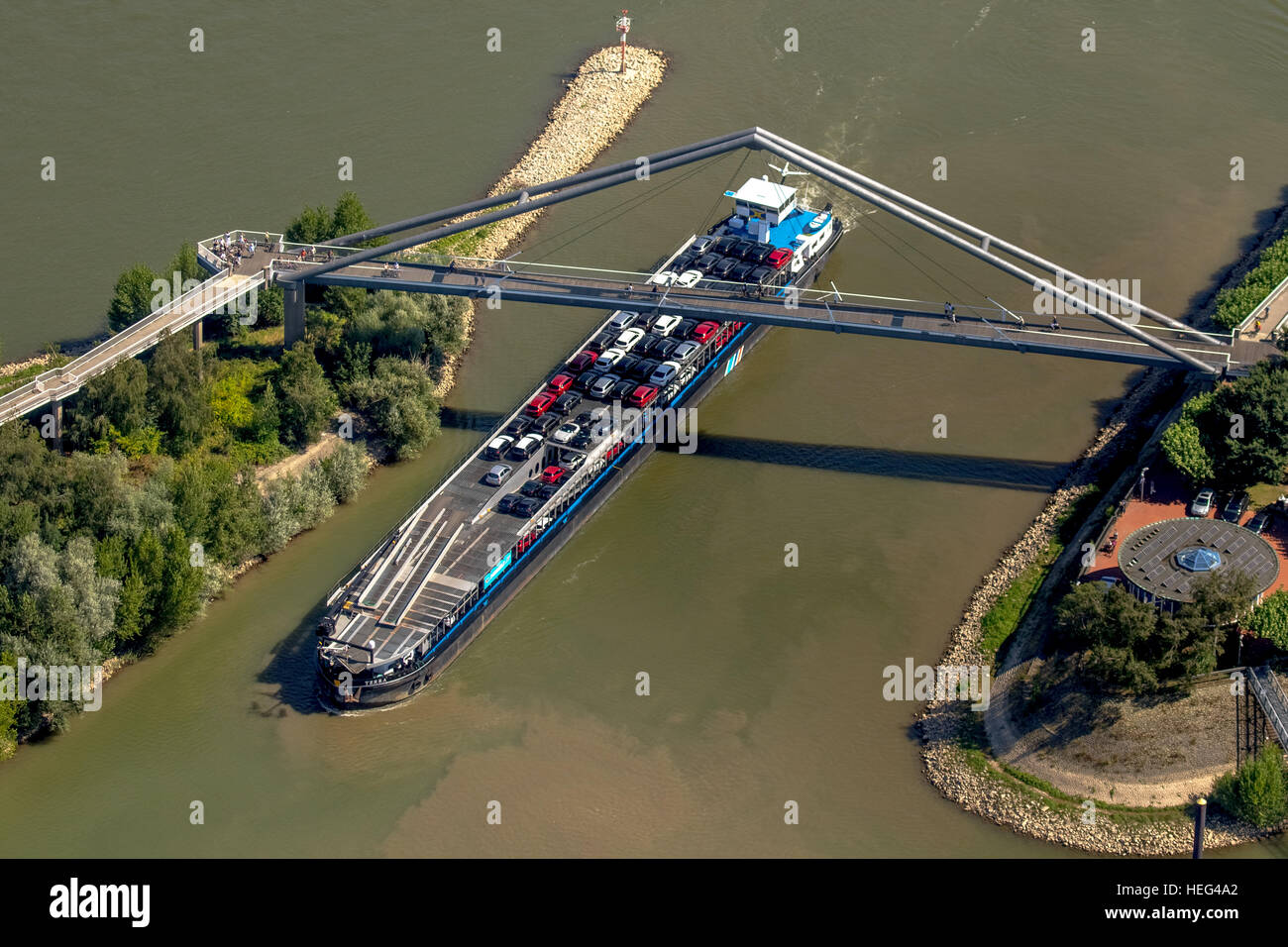 Vista aerea della nave sotto il ponte con il Parlamento, Reno riverbank, Düsseldorf, Renania, Renania settentrionale-Vestfalia, Germania Foto Stock