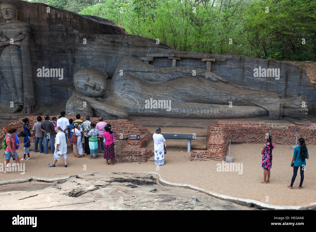 I turisti, Buddha Reclinato, Gal Vihara, città sacra, Polonnaruwa, Nord provincia centrale, Sri Lanka Foto Stock