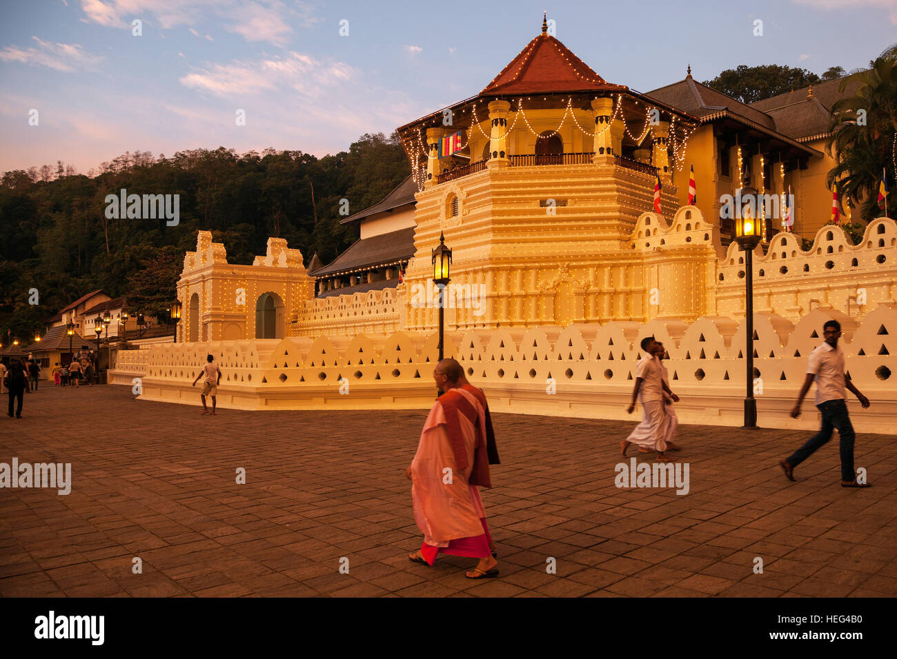 Tempio della Sacra Reliquia del Dente, luce della sera Kandy, provincia centrale, Sri Lanka Foto Stock