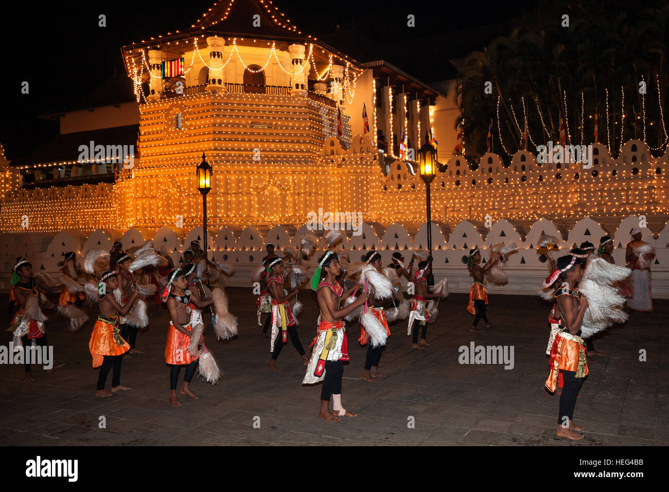 Dance Troupe, Kandy ballerini in costumi tradizionali, Esala Perahera festival buddista, Sri Dalada Maligawa o Tempio di Foto Stock