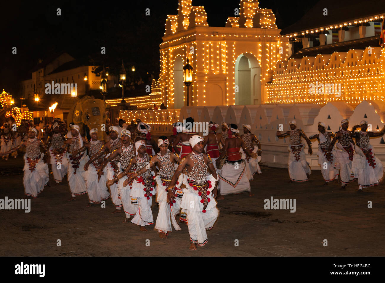 Dance Troupe, Kandy ballerini in costumi tradizionali, Esala Perahera festival buddista, Sri Dalada Maligawa o Tempio di Foto Stock