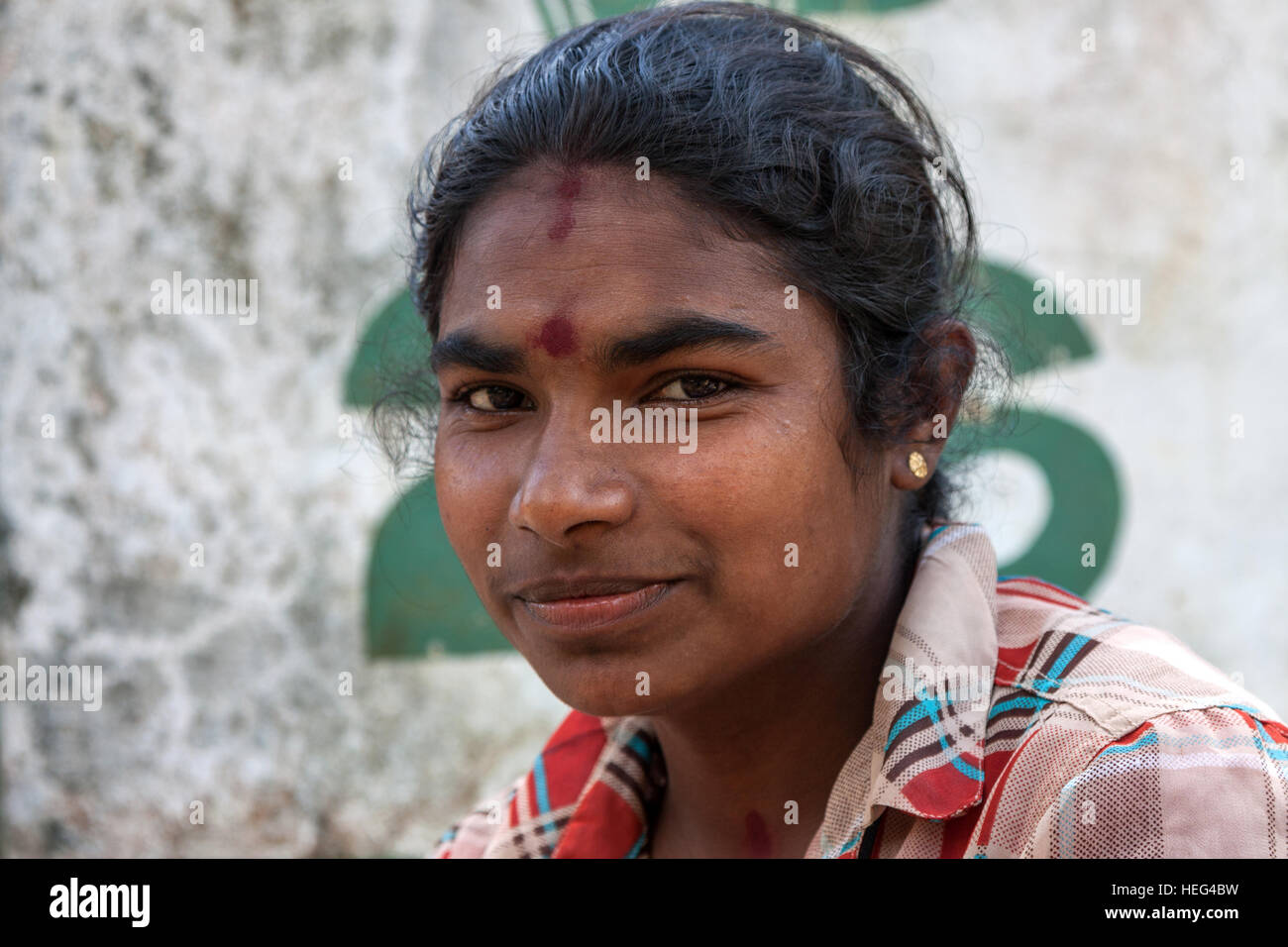 Giovane donna indigena, raccoglitrice di tè, vicino a Nuwara Eliya, provincia centrale, Sri Lanka Foto Stock