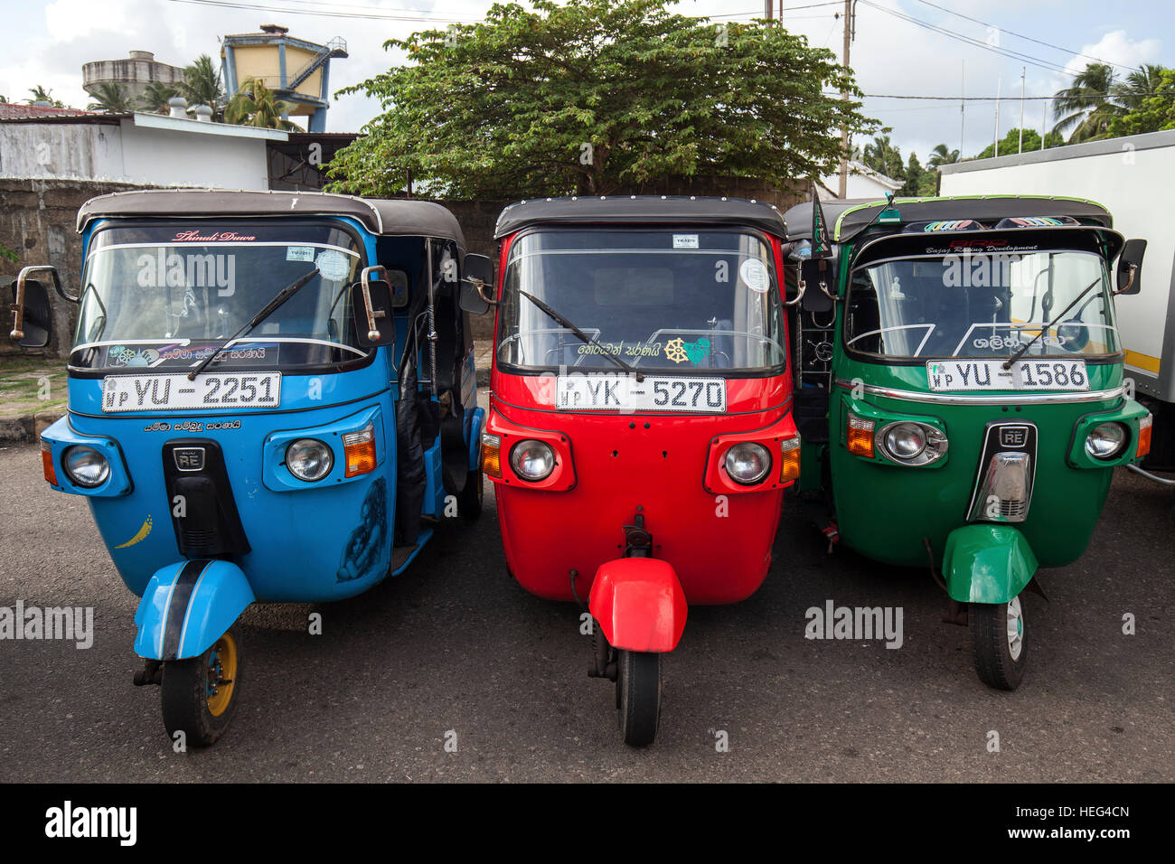 Servizi di trasporto di passeggeri, parcheggiato tuktuks, Beruwela, provincia occidentale, Sri Lanka Foto Stock