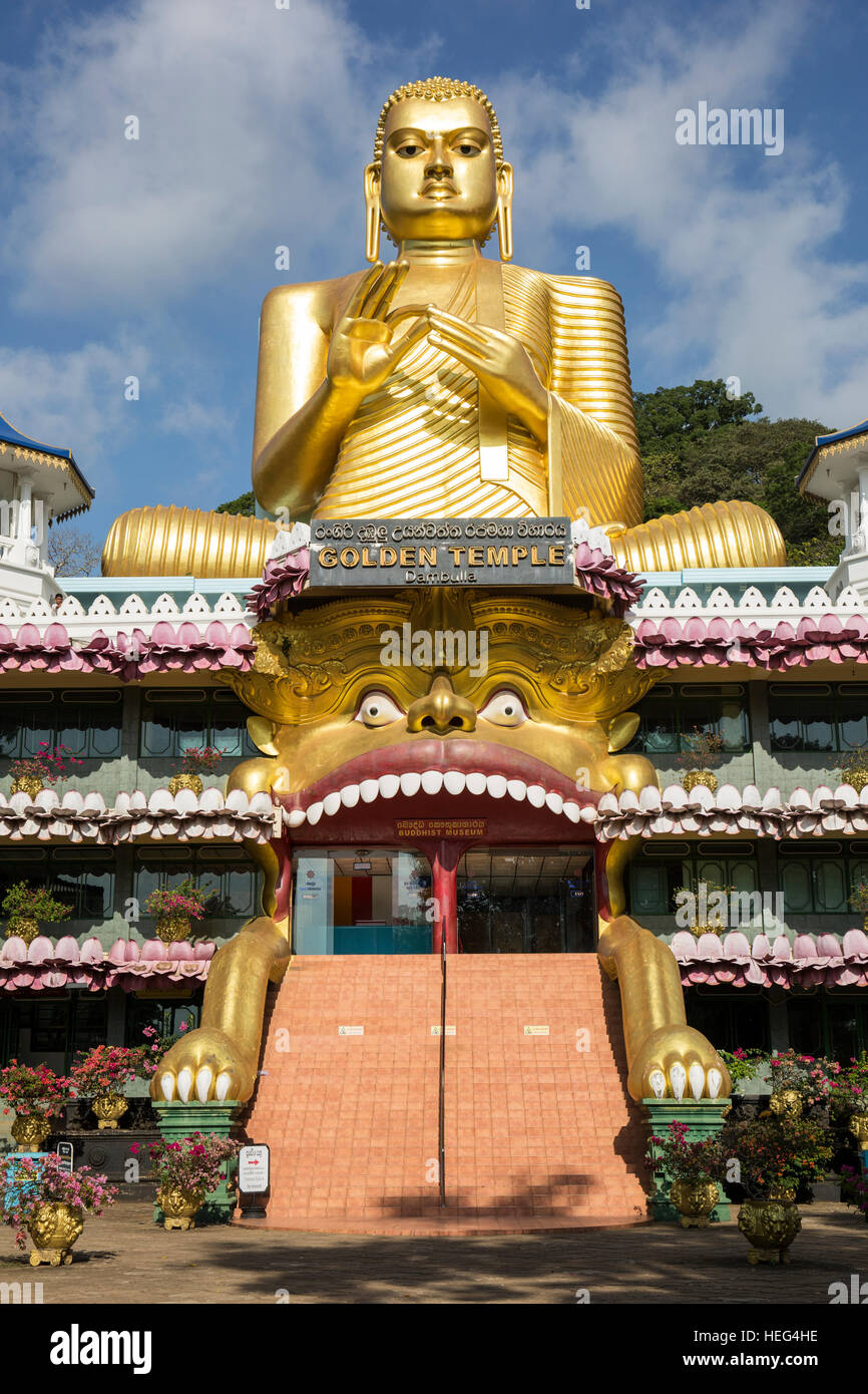 Tempio Dorato con la statua del Buddha, Dambulla, Sri Lanka Foto Stock