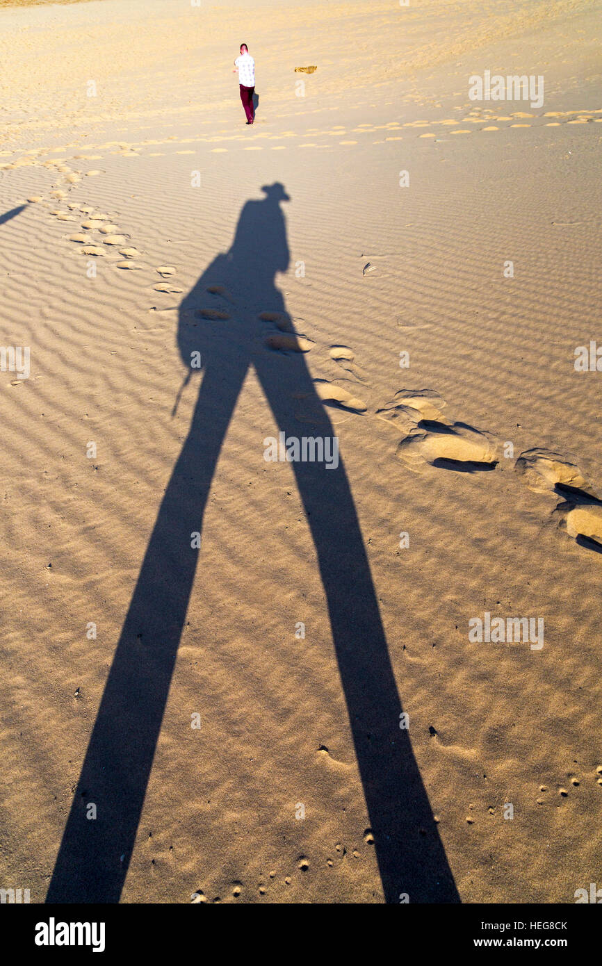 Tourist getta un' ombra nel deserto a Sand Lake, Shizuishan, Ningxia, Cina Foto Stock